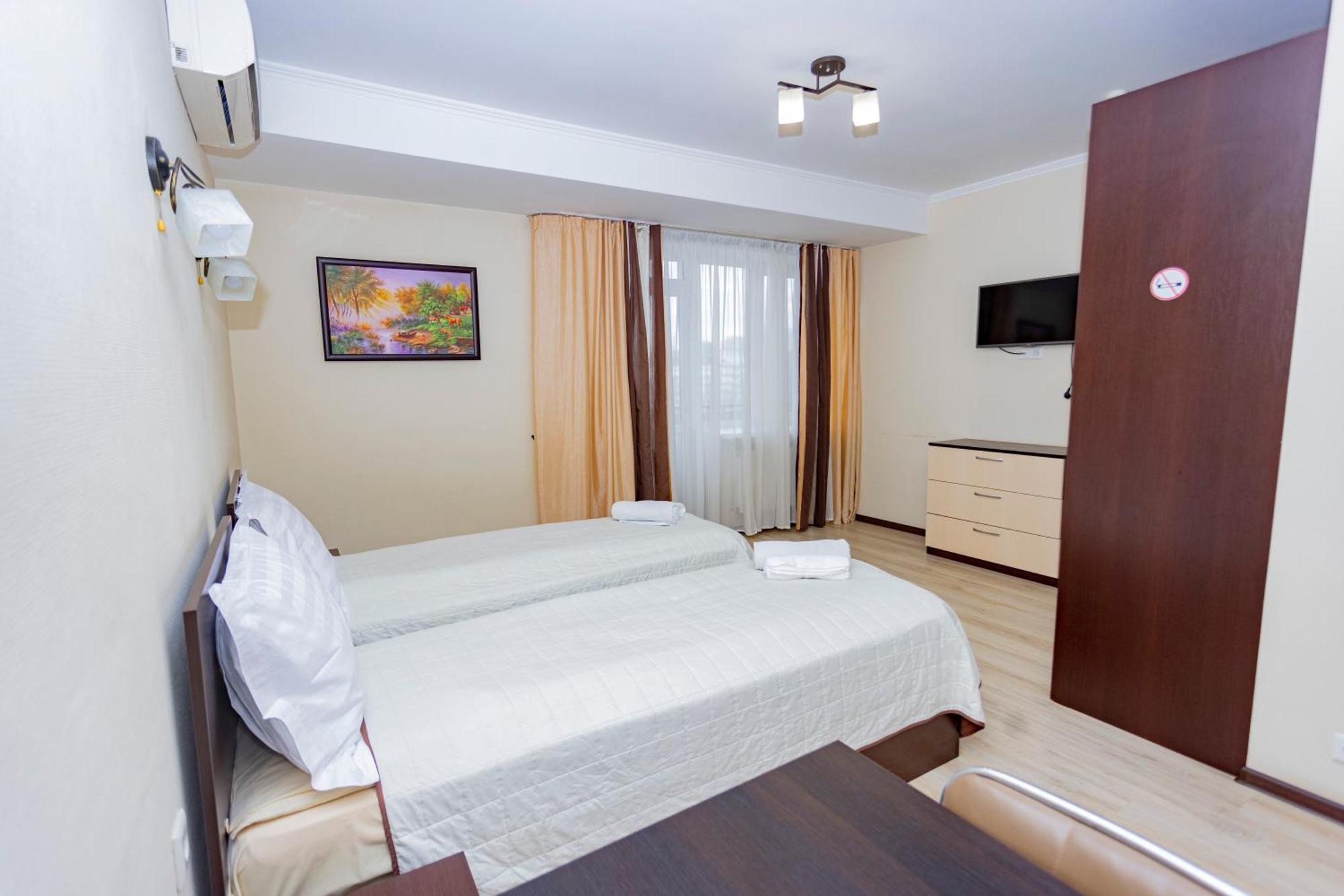 Lolo Hotel Chisinau Exterior photo